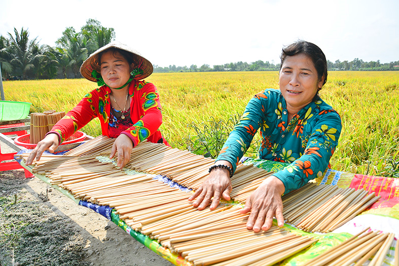 “Giữ lửa” nghề vót đũa tre truyền thống